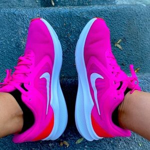 HOT PINK NIKE SHOES SIZE 7.5